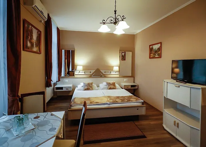 Gozmalom Etterem Es Panzio 住宿加早餐酒店 3*